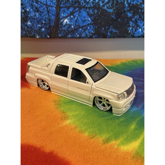 Jada Toys Dub City Cadillac Escalade - Picture 1 of 10